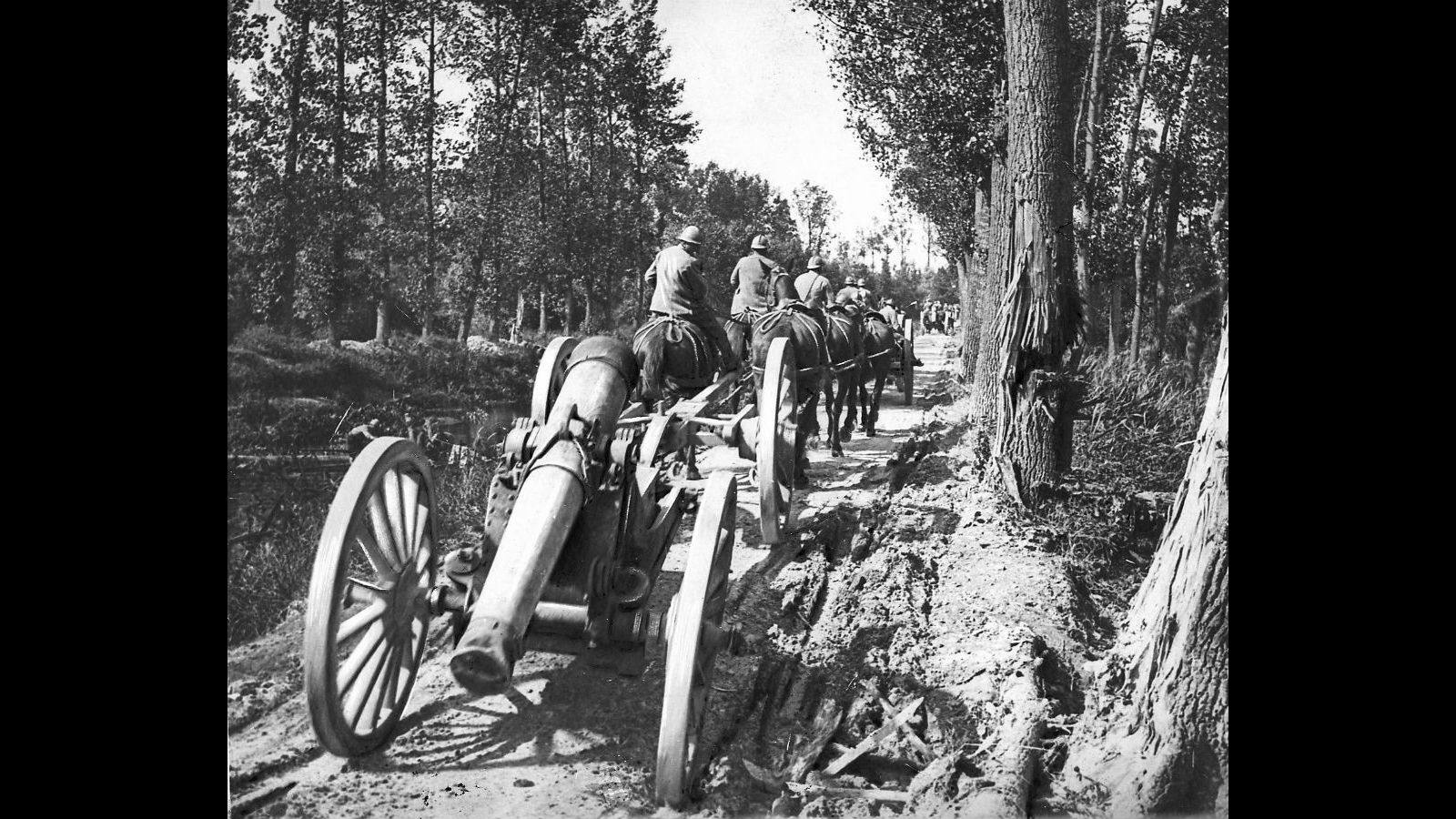 
Batería de calibre grueso en camino para las nuevas posiciones en la zona del Somme, el 1 de agosto de 1916.
