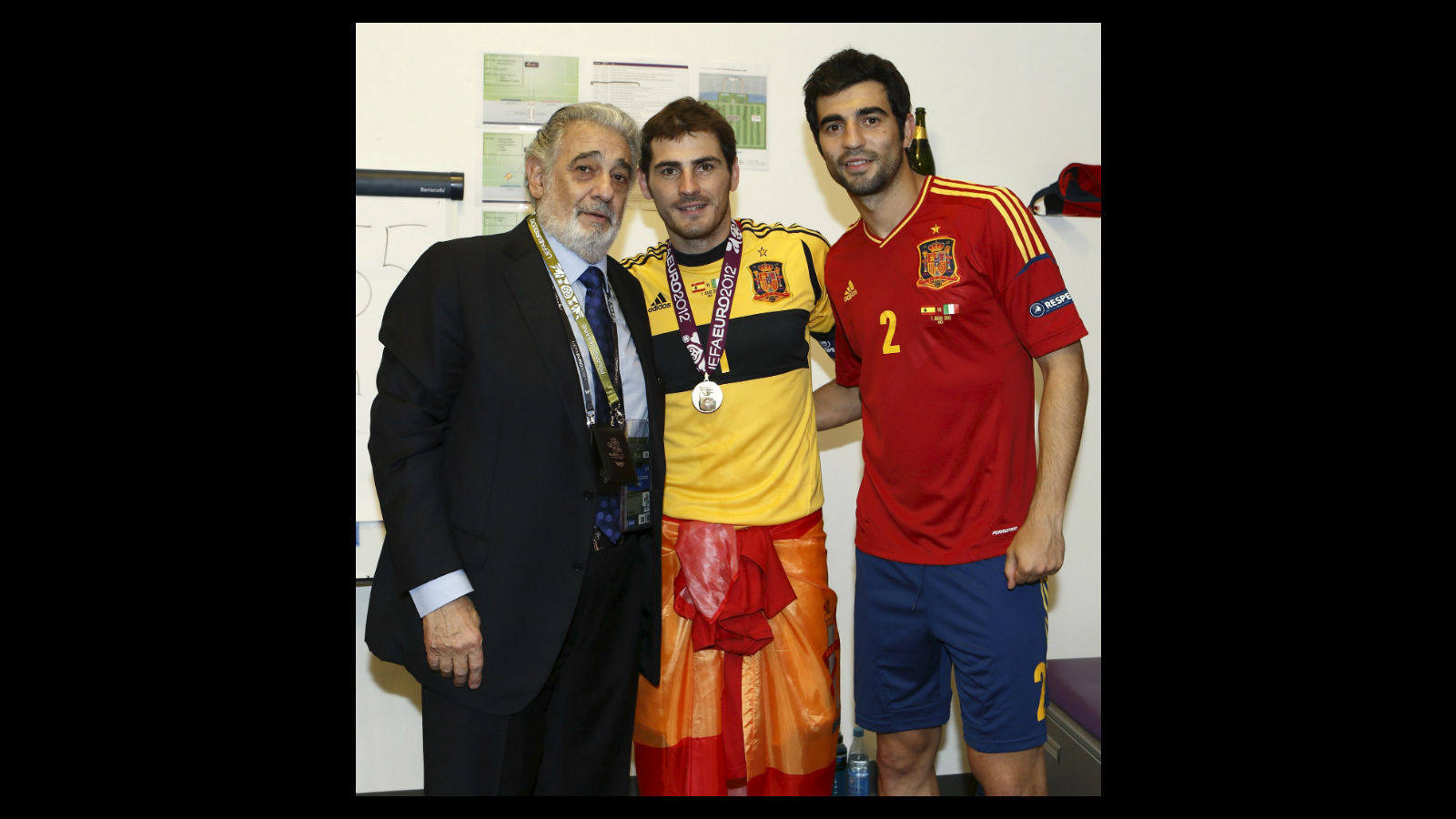 El tenor no se quiso perder la final de la Eurocopa 2012 que ganó la selección española. En la foto, junto al capitán Casillas y el defensa Albiol