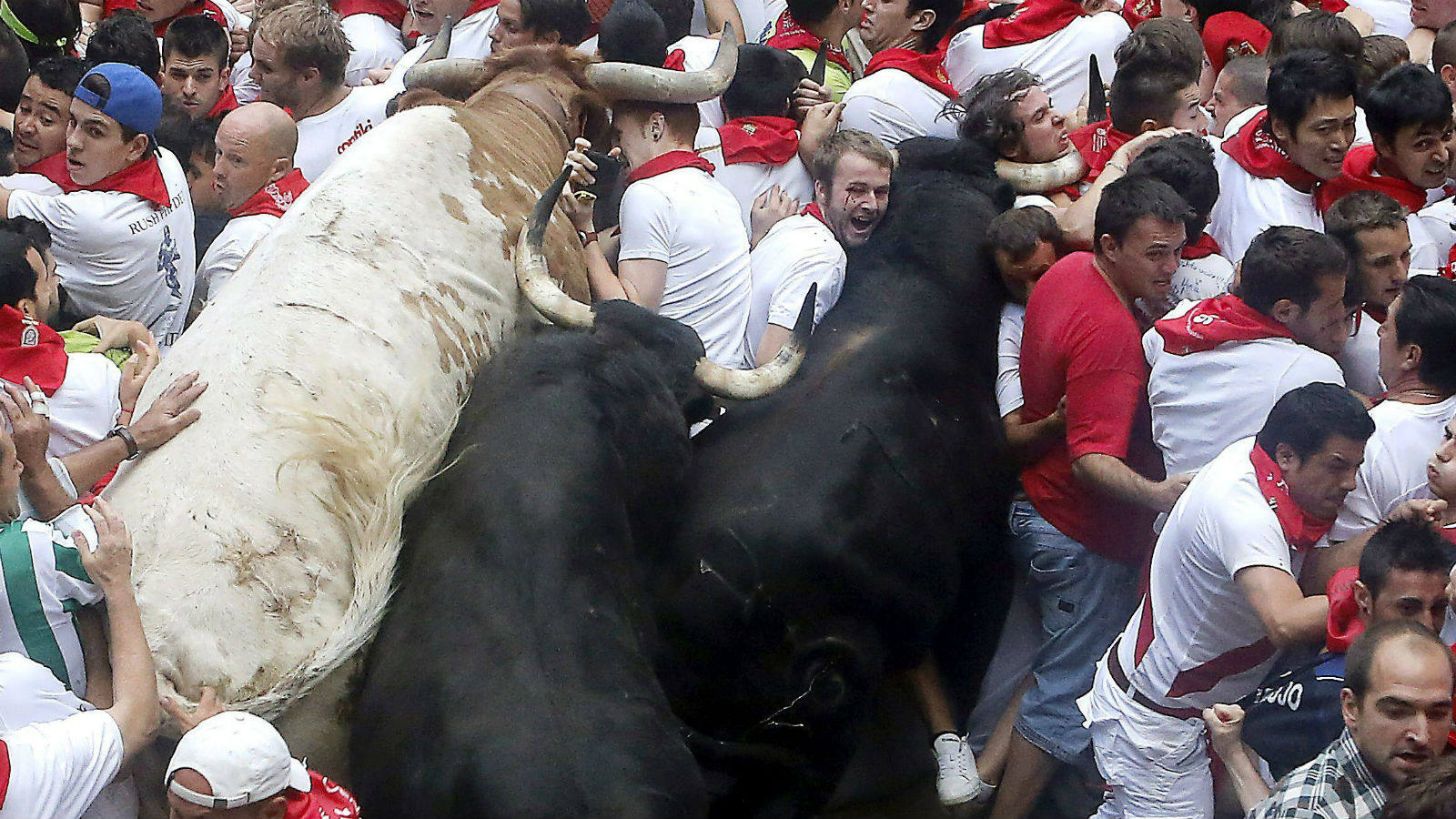 Los mozos se encontraron con una de las dos puertas de la plaza de toros cerrada, lo que provocó el tumulto antes incluso de que llegaran los toros.