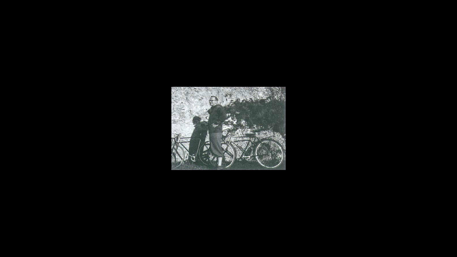 Juan Pablo II, montando en bicicleta en su juventud, mucho años antes de ser elegido Papa.