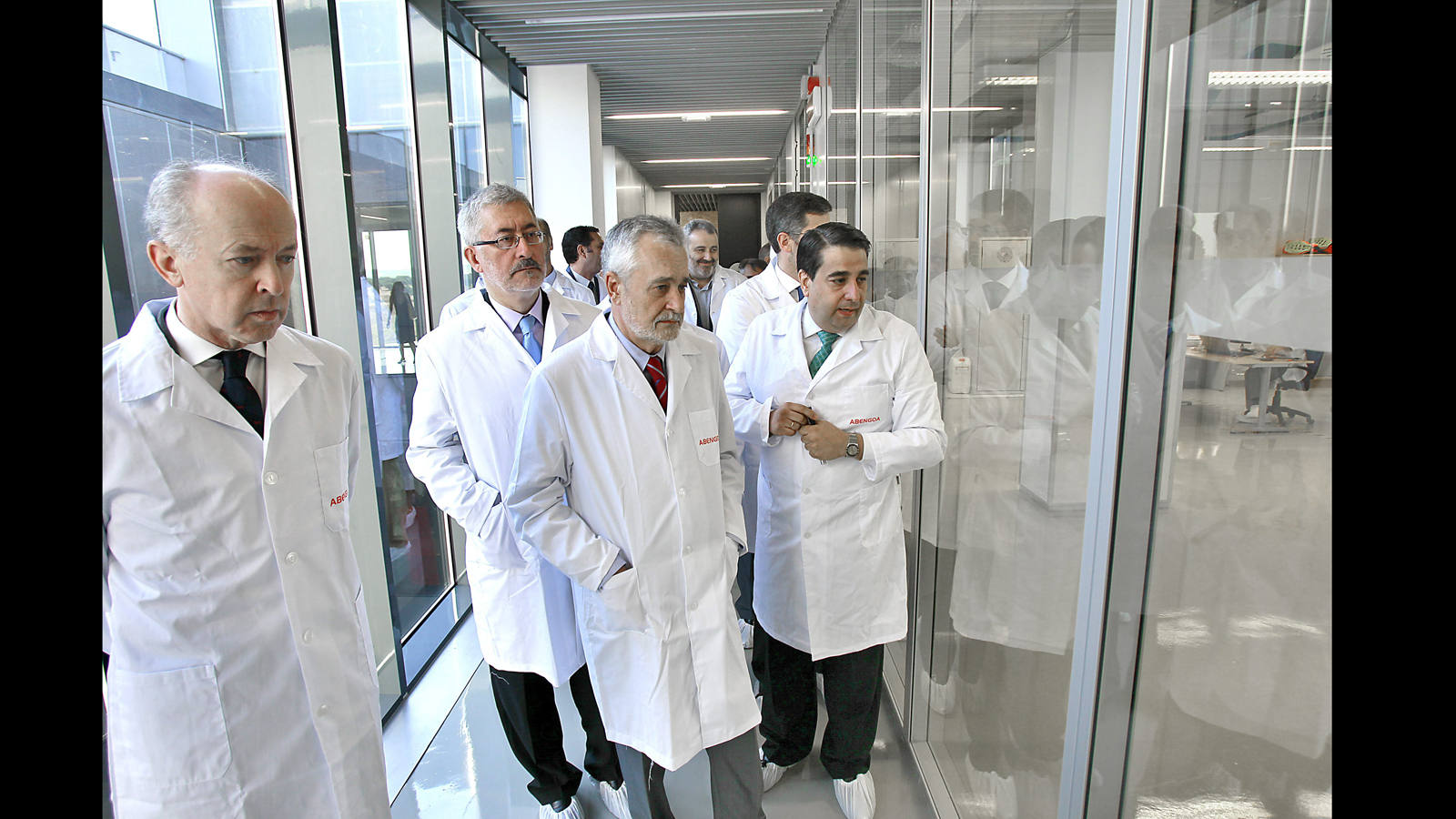 El presidente de la Junta de Andalucía, José Antonio Griñán, y el presidente de Abengoa, Felipe Benjumea, inauguraron Soland Center, en Sanlúcar la Mayor, un edificio que nace como referente de la industria auxiliar del sector de las renovables