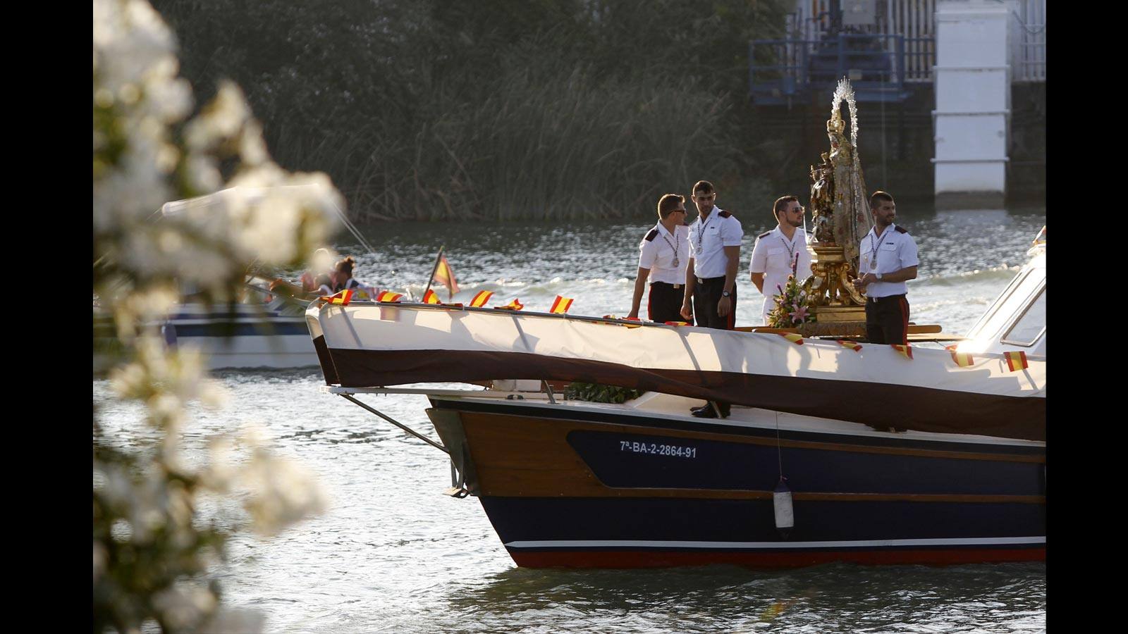 
La Virgen del Carmen de la calle Calatrava, en su procesión fluvial por el río Guadalquivir, este jueves
