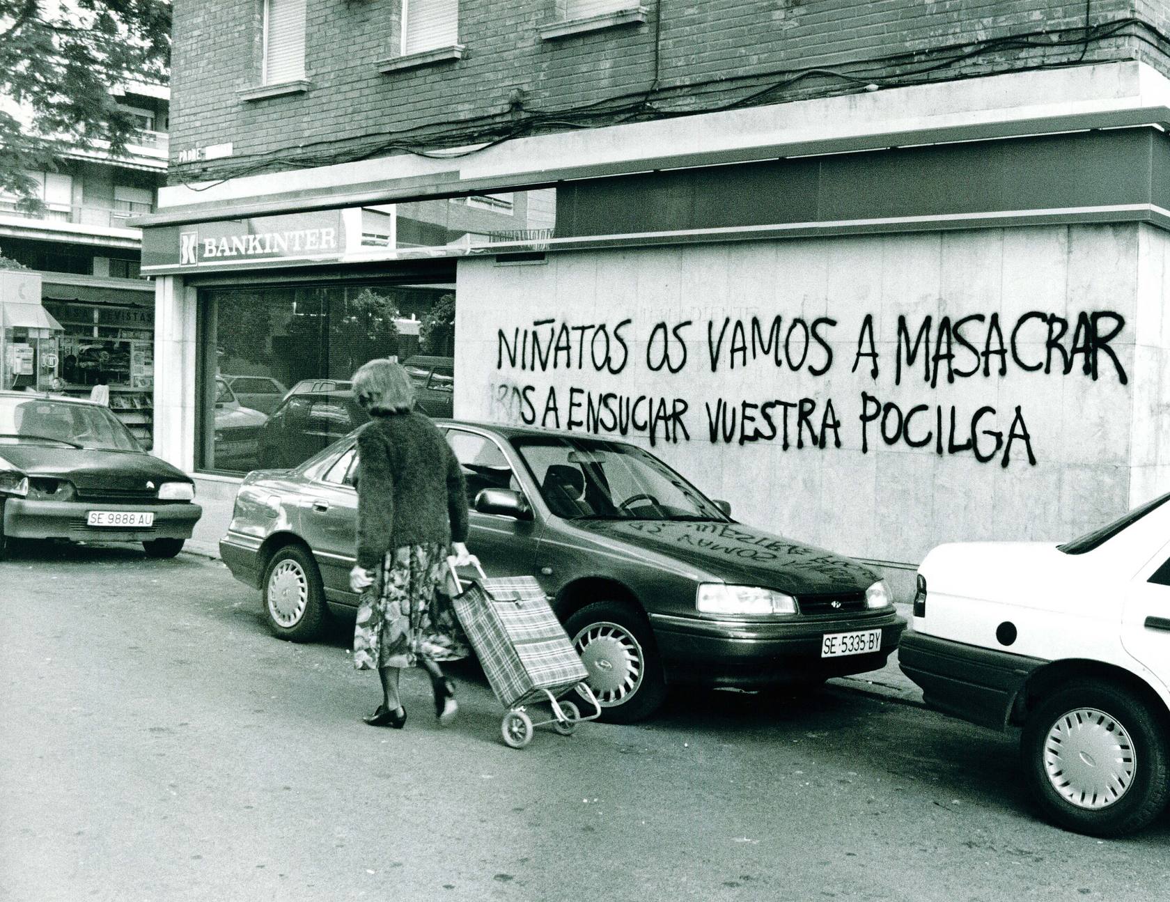 
Enfado de los vecinos contra la suciedad que generaban los jóvenes en el barrio en 1992
