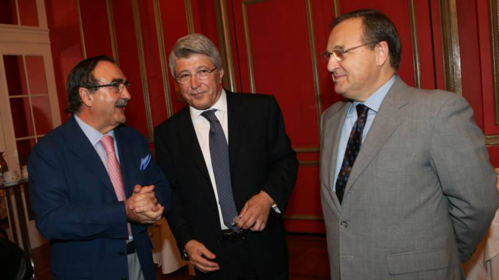 El presidente del Atlético de Madrid, Enrique Cerezo (centro), entre los asistentes a la conferencia del consejero delegado de Vocento