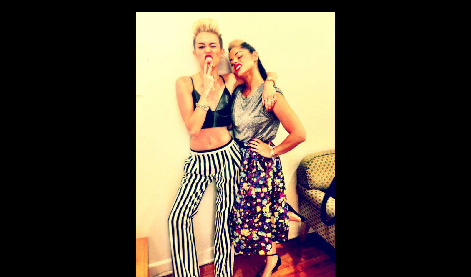 Miley Cyrus presume de ombligo