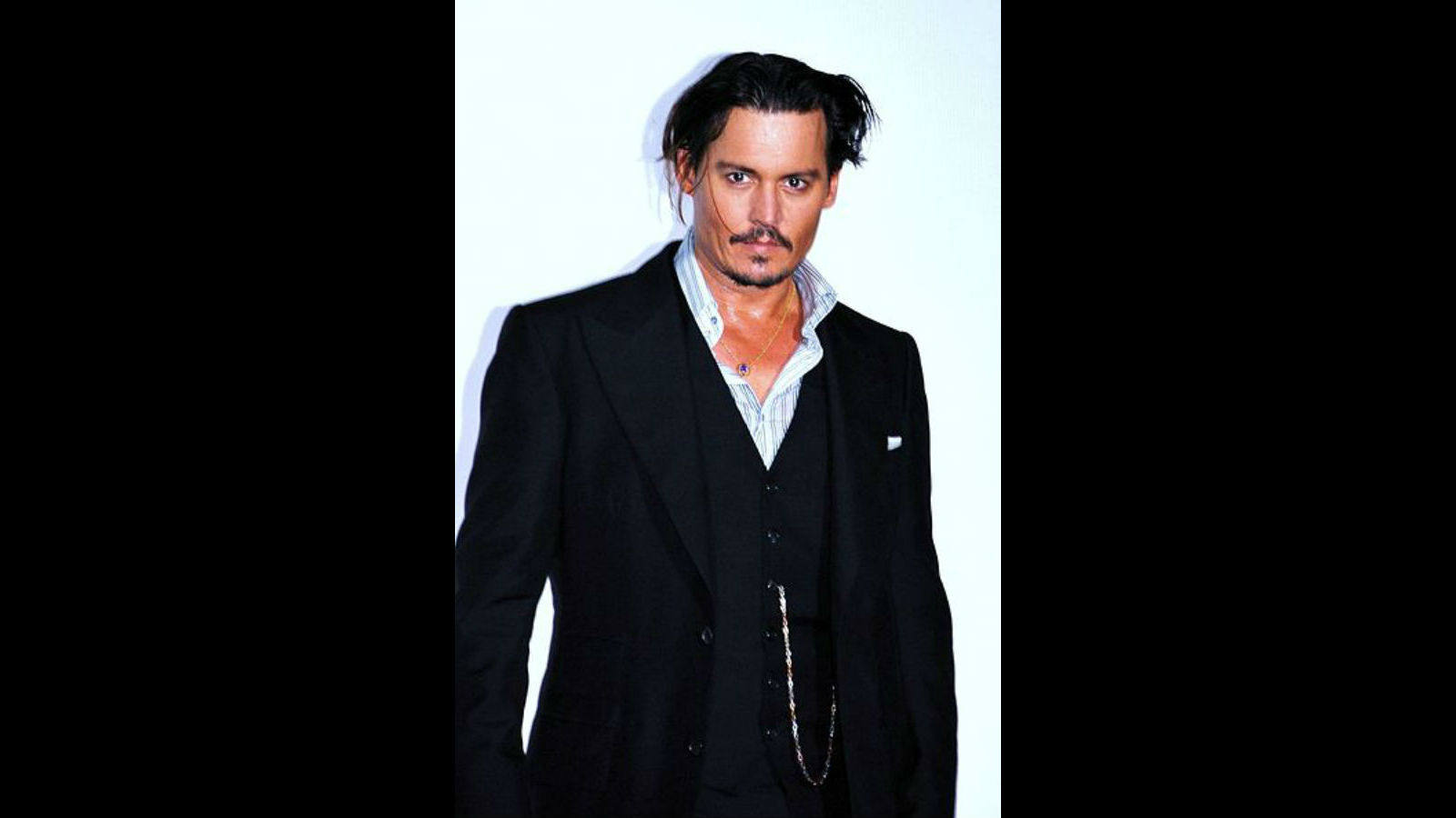 Johnny no cambia nada, en 2009 estuvo en la premiere de su filme «Enemigos Públicos» en París con el mismo aspecto que 10 años antes