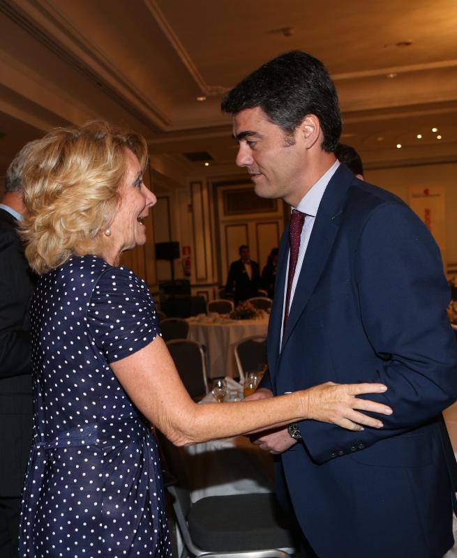 La presidenta del PP de Madrid, Esperanza Aguirre, saluda al consejero delegado de Vocento, Luis Enríquez