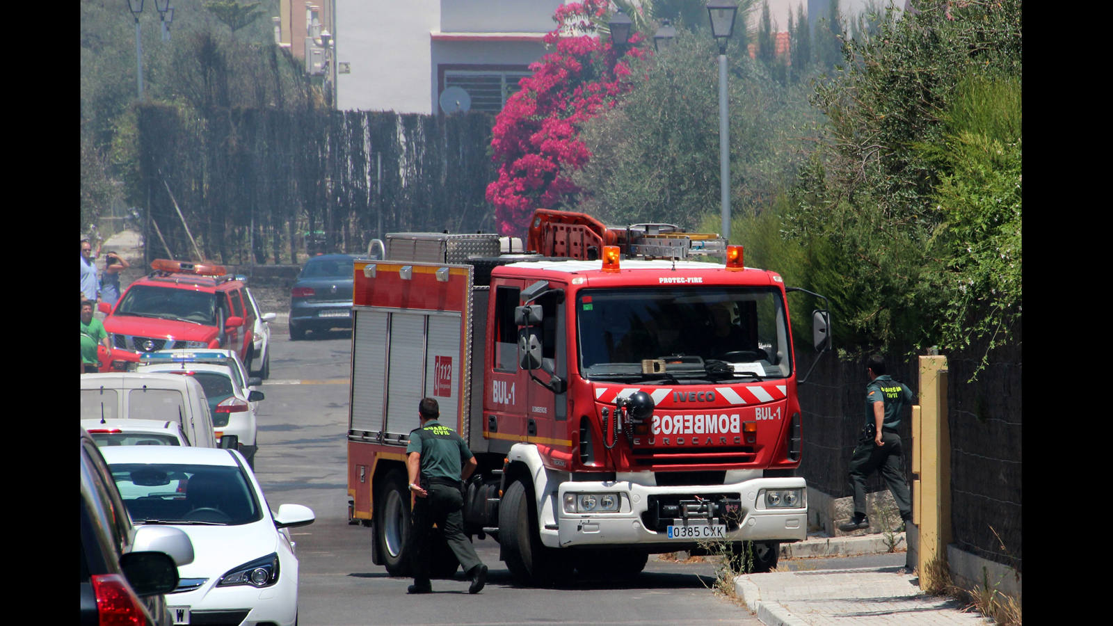Incendio en la Urbanización Alquería de Almanzor en Espartinas. También el fuego arrasó con la fábrica de Frutosol en Mairena del Alcor y con pinares en Sevilla Este