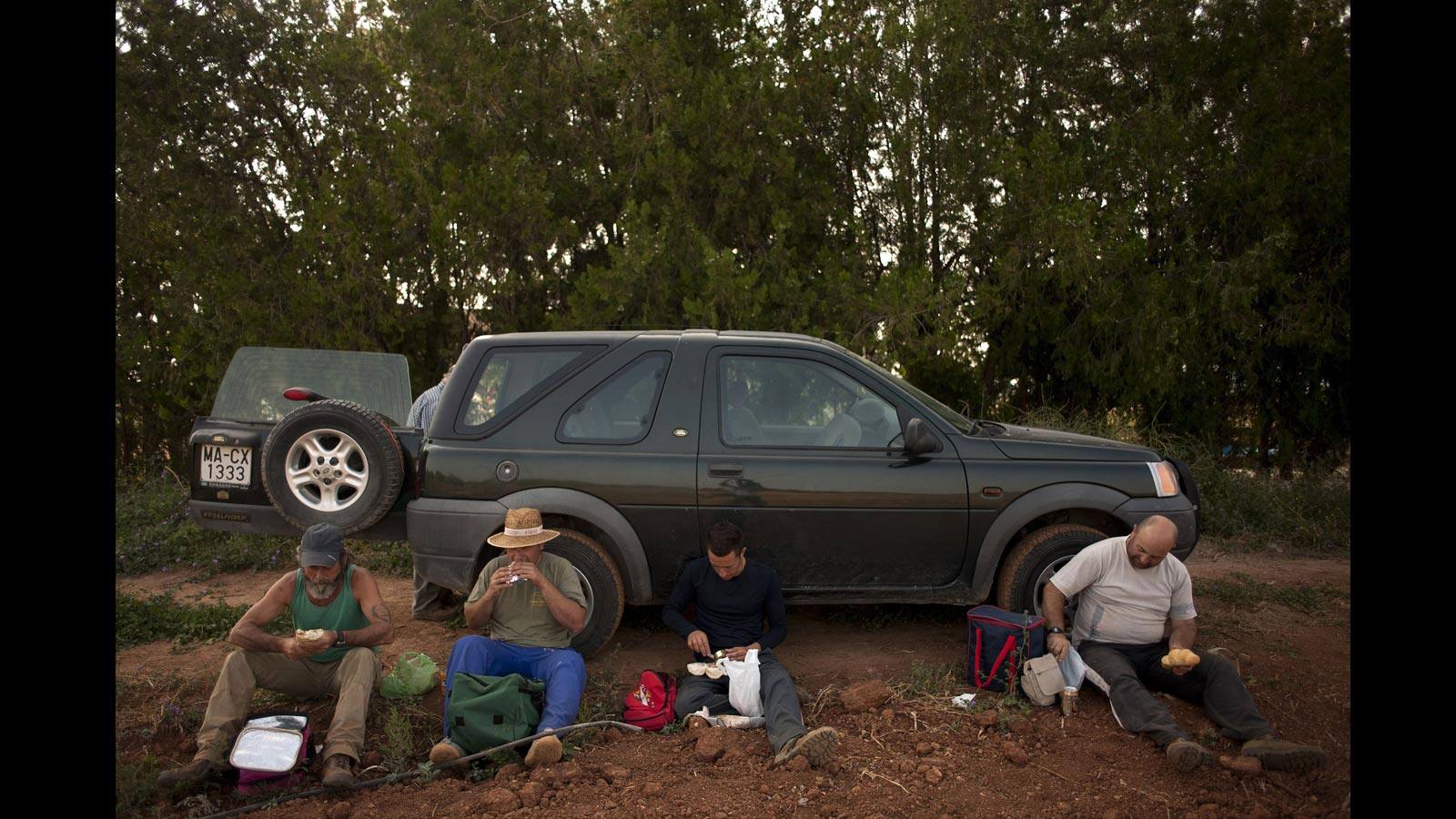 El caso de Antonio, de 58 años, piel bronceada y bigote, es uno más de los que se repite a diario en España desde que comenzó la crisis. Trabajó en su propia empresa 35 años hasta que tuvo que cerrar