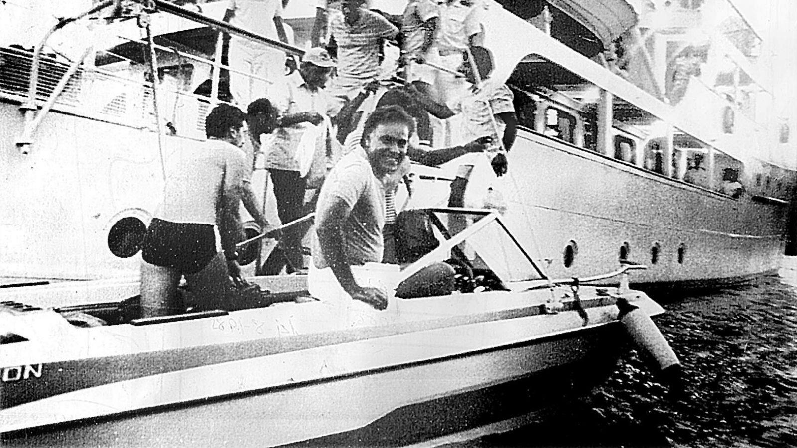 
Felipe González abandona el yate Azor, en el que estuvo pescando durante sus vacaciones de 1985.
