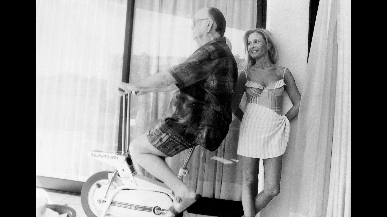 Camilo José Cela con su esposa, Marina Castaño, tomando el sol en el hotel Coral Beach, de Marbella (1994).