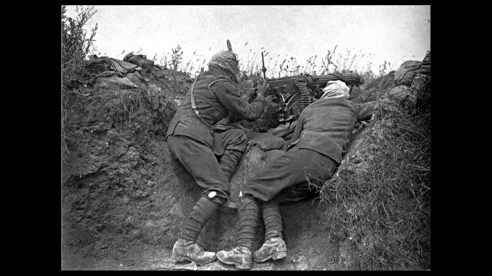 
Soldados británicos con una ametralladora Vickers, usando máscaras anti-gas en laBatalla del Somme.
