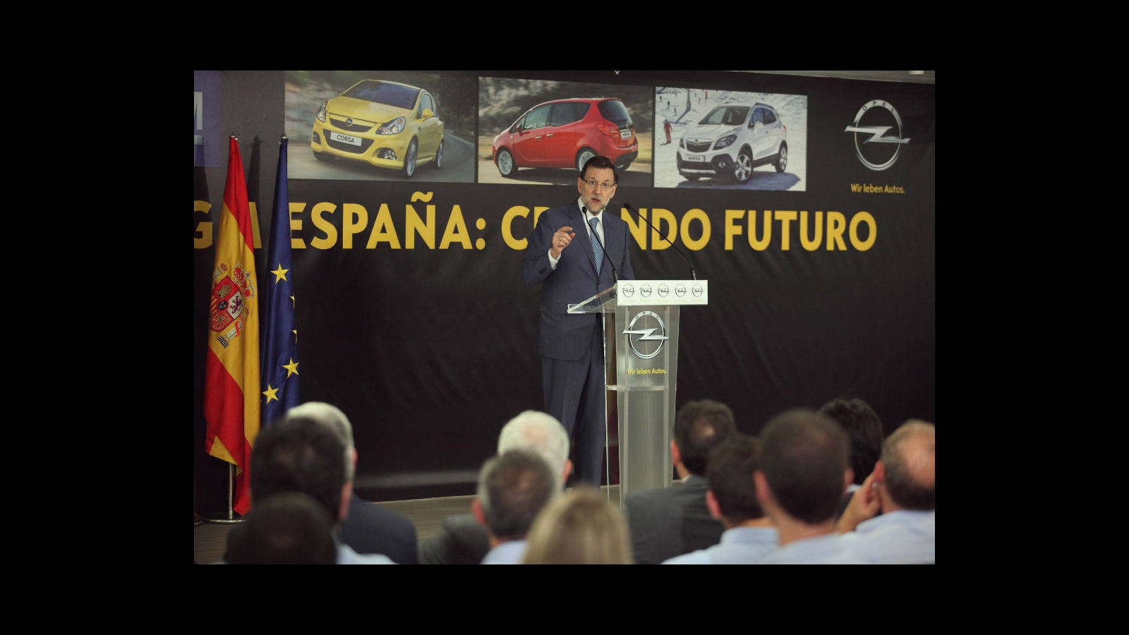
El presidente del Gobierno, Mariano Rajoy, durante su intervención en el acto celebrado en la factoría de General Motors España, en Figueruelas
