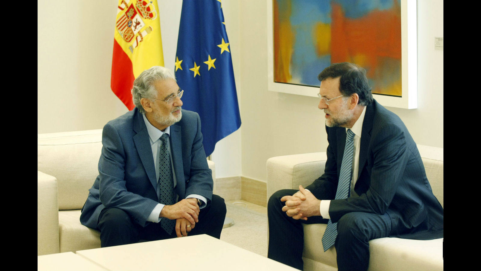 Rajoy conversa con Plácido Domingo en el encuentro que tuvo lugar el pasado año en el Palacio de La Moncloa