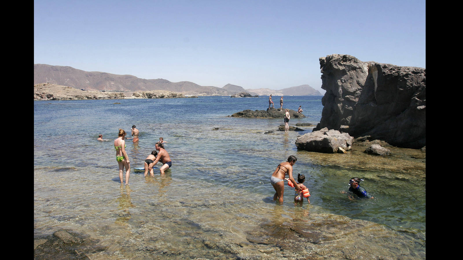 Sean Connery, en la piel de James Bond, filmó secuencias submarinas en las playas de Los Escullos (en la imagen), y el Palmar, para la película "007 Nuca digas nuca jamás"