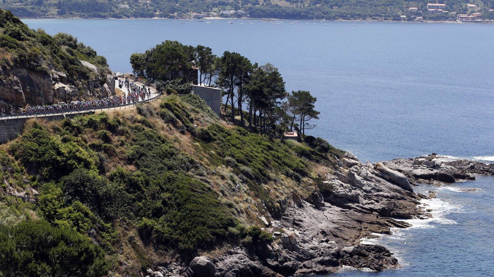 
Simon Gerrans se impone en un ajustadísimo sprint a Peter Sagan en una jornada sin cambios en la general
