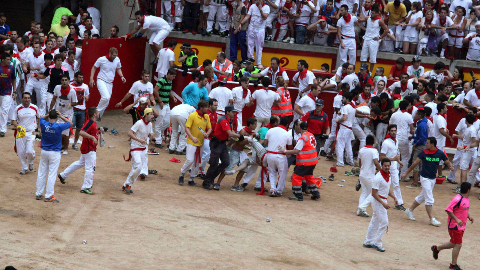 Los mozos se encontraron con una de las dos puertas de la plaza de toros cerrada, lo que provocó el tumulto antes incluso de que llegaran los toros.