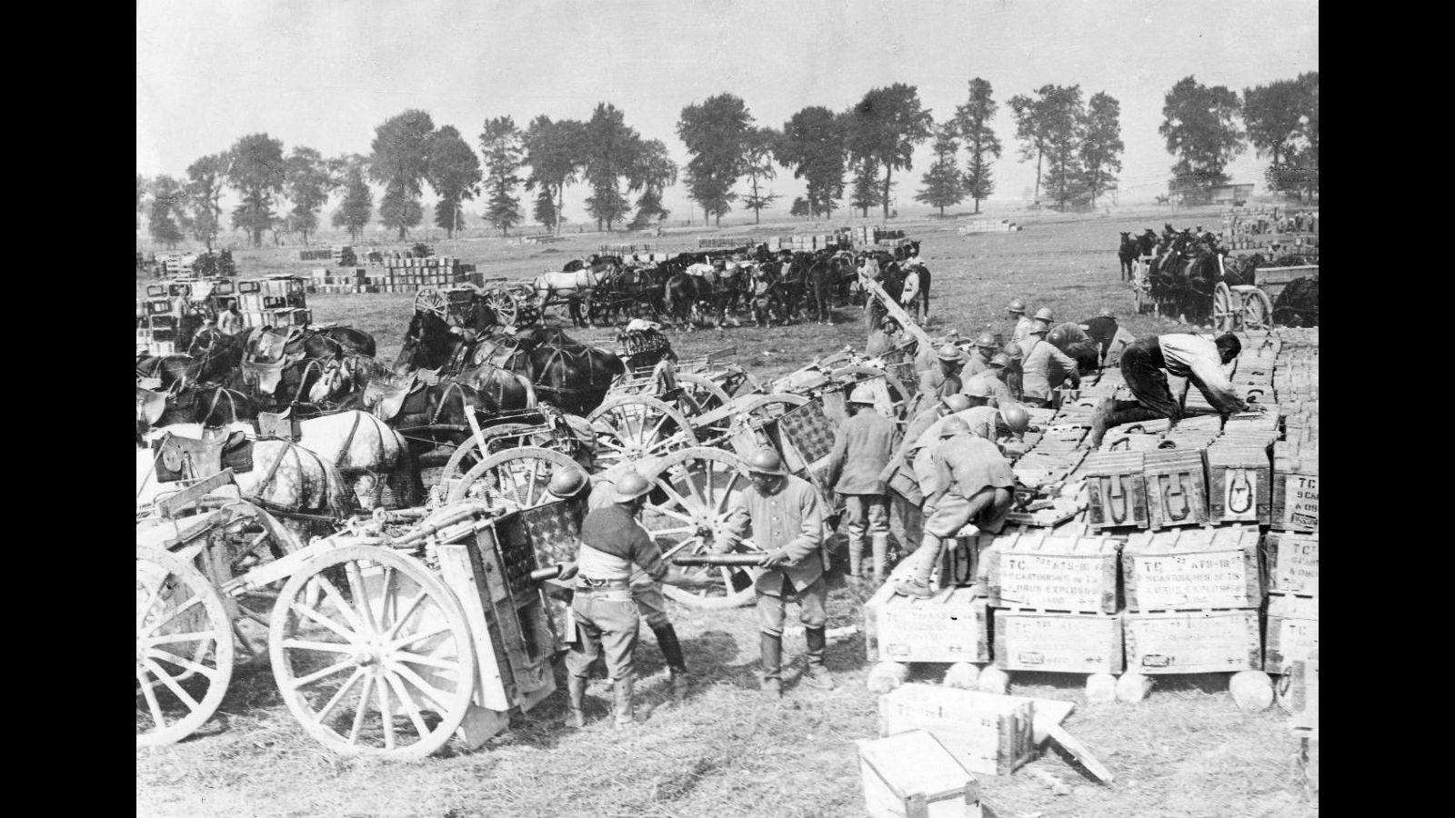 
Reposición de municiones para los cañones de 75 en uno de los depósitos de la línea del Somme.
