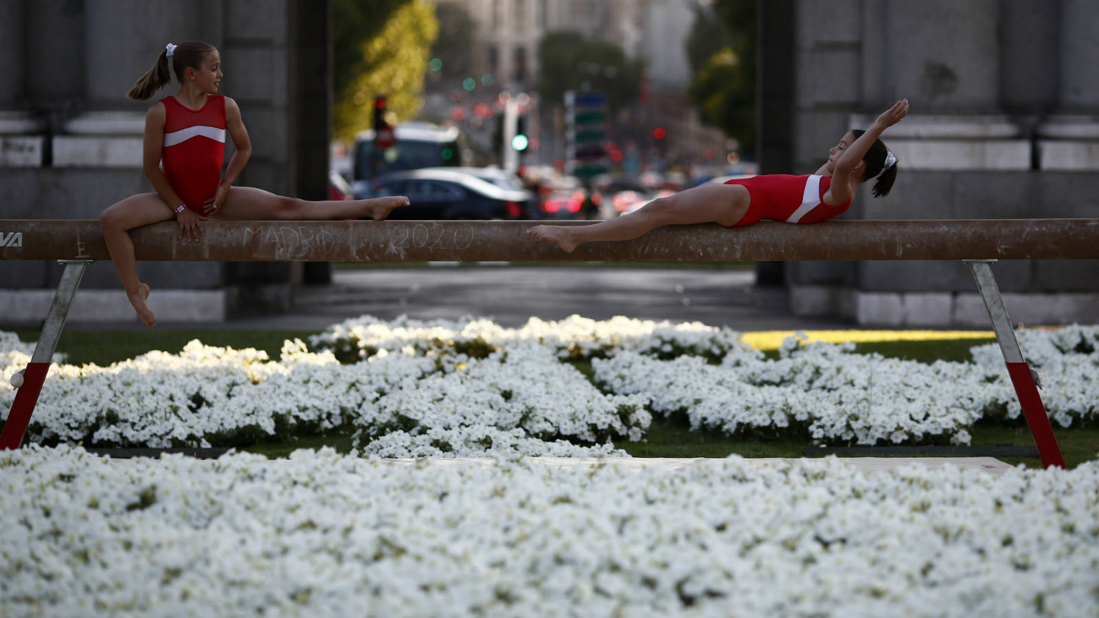 
Las chicas del equipo nacional de gimnasia artística, sobre un manto de flores
