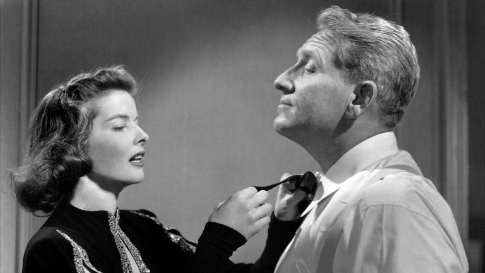 Spencer Tracy fue su gran amor, a pesar de un breve matrimonio de juventud. Tuvieron una relación de casi 30 años, aunque él nunca se divorció de su mujer. Ella cuidó de él, de sus depresiones y su alcoholismo.
