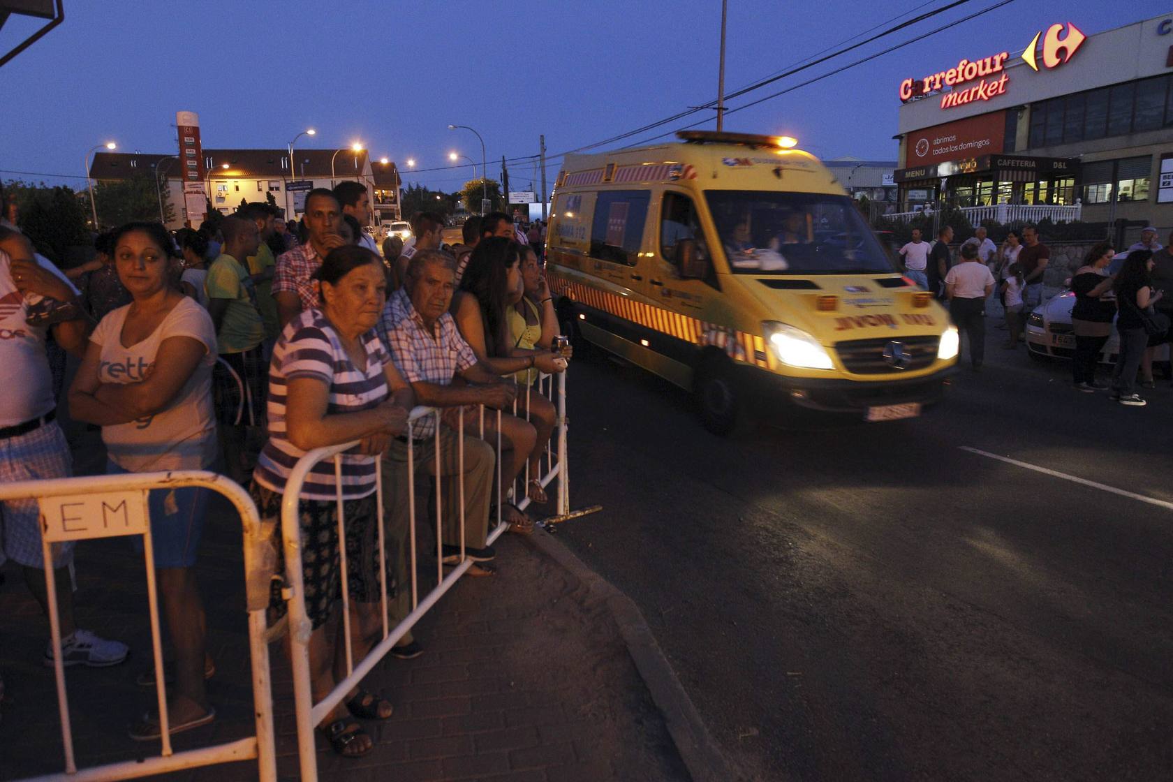 Una ambulancia circula por las calles de Valdemorillo.