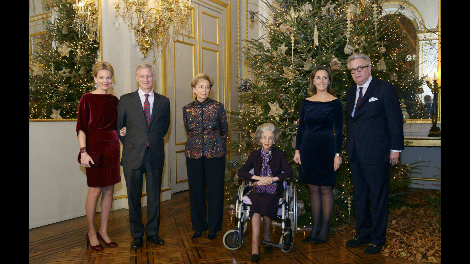 La Familia Real Belga posando junto a un árbol de Navidad antes de un concierto tradicional en el Palacio Real de Bruselas, un año después de que al Rey se le detectase el cáncer de piel del que se curó en 2011