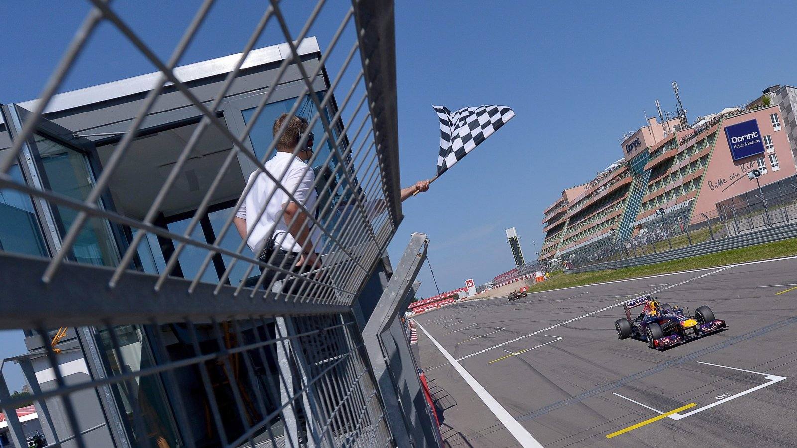 
Victoria para Sebastian Vettel, acompañado en el podio por Raikkonen y Grosjean; Fernando Alonso, cuarto
