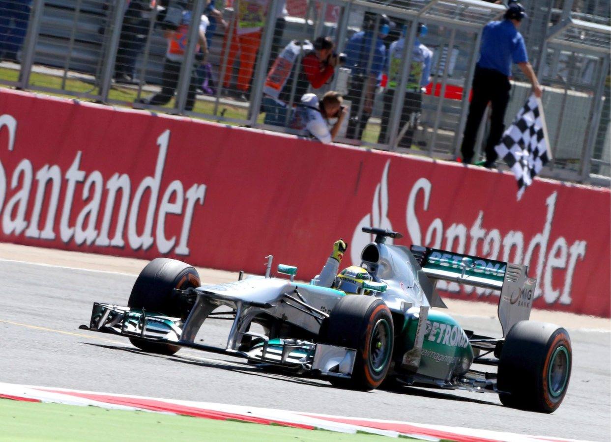 
Alonso acaba tercero en una carrera loca por los reventones de ruedas, ganada por Rosberg y en la que Vettel abandonó cuando era líder
