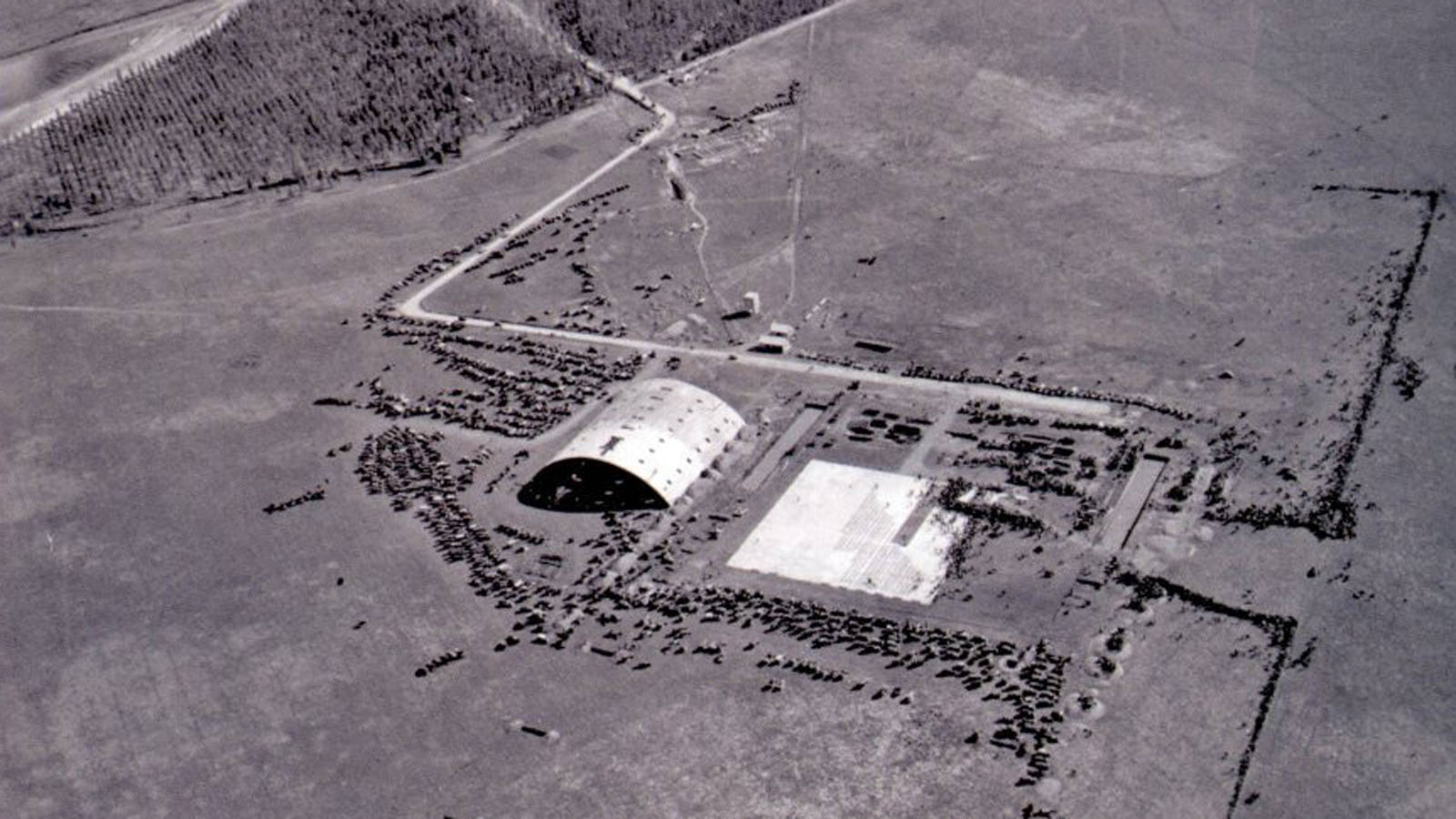
11 de julio de 1933, día de la inauguración del aeropuerto. Se aprecia la cantidad de vecinos que se acercaron a ver aterrizar el primer dirigible
