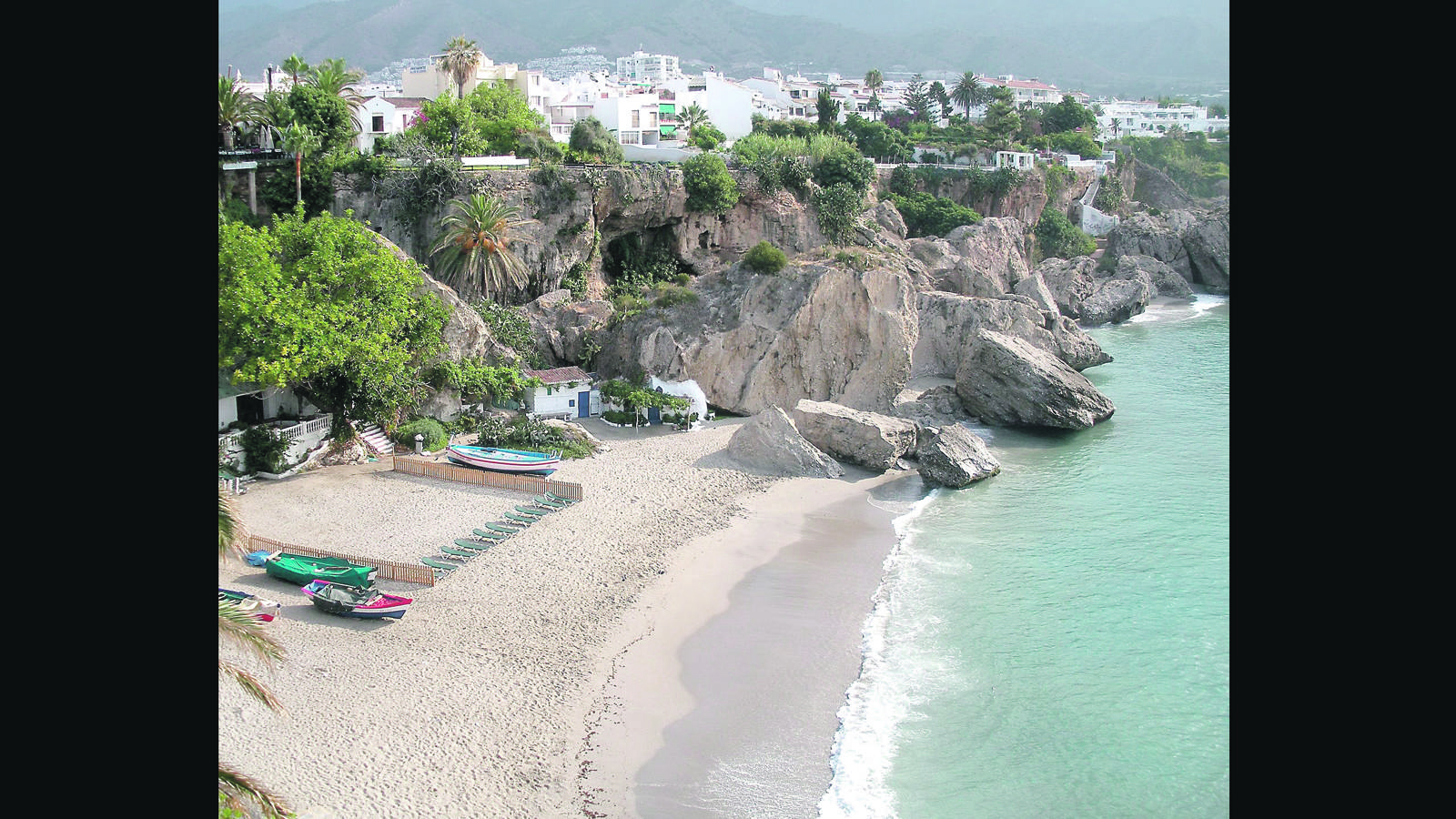 ¿Quién no recuerda las correrías de los chicos de "Verano azul" por las playas de Nerja? El Balcón de Europa o el chiringuito de "El Ayo" eran punto de encuentro para una de las pandillas más queridas por el público español