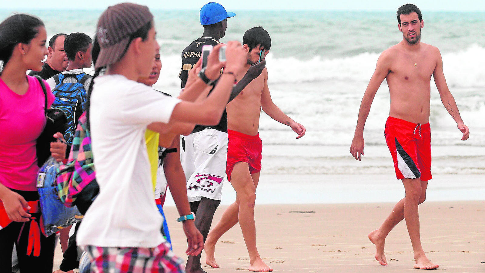 
Aprovecharon las horas libres que les concedió Vicente del Bosque antes de comenzar a preparar la semifinal contra Italia para pasar un rato en la Playa de Futuro
