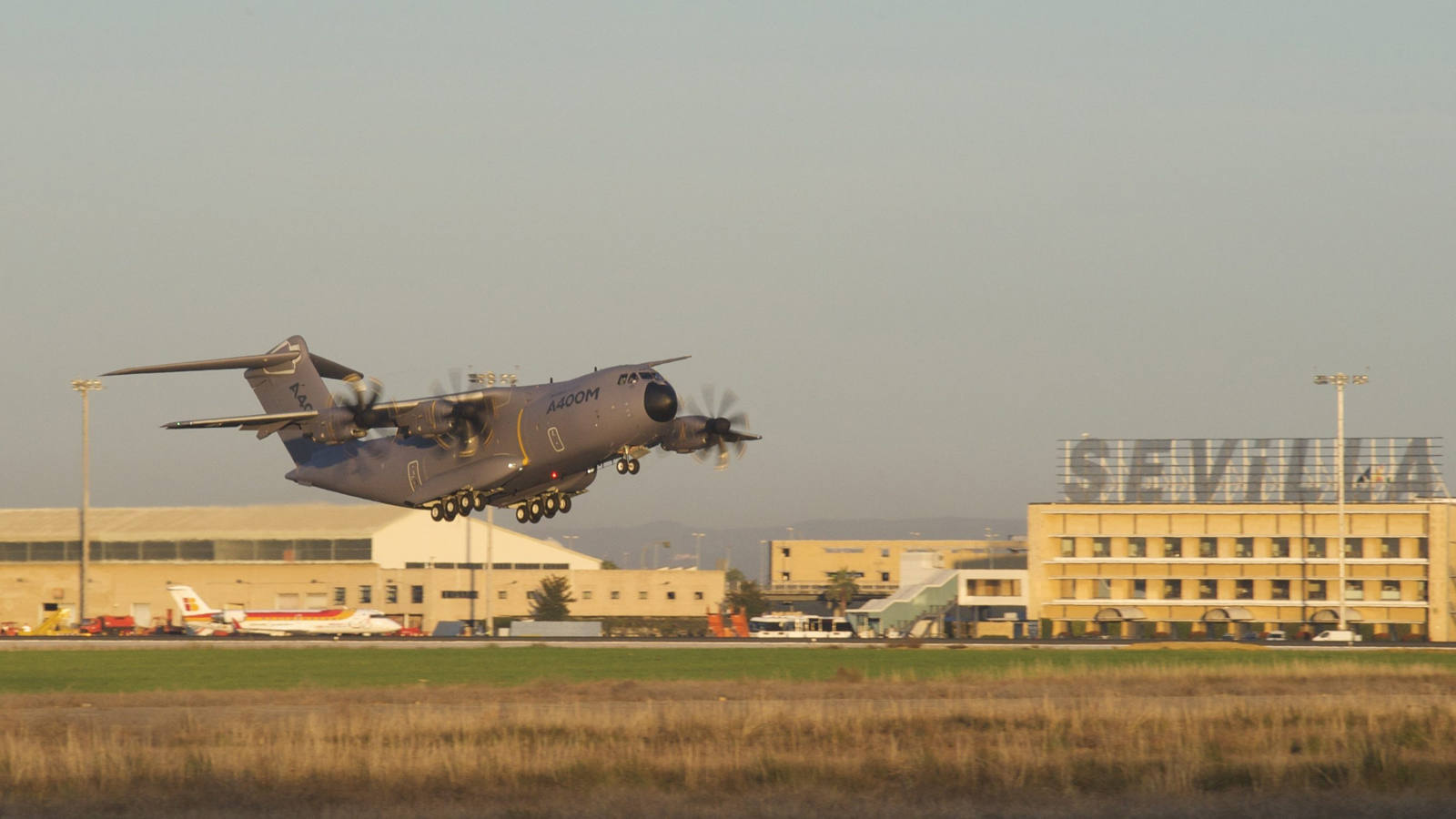 
Diciembre de 2011: el quinto A400M de Airbus Military, conocido como 'Grizzly 5', realizó con éxito su primer vuelo, despegando desde el aeropuerto de Sevilla a las 08.55 horas, con un peso de 125 toneladas
