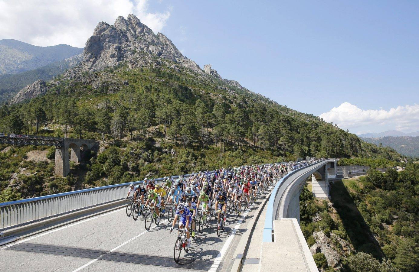 
Jan Bakelants sorprende al pelotón y se lleva el triunfo de etapa y el maillot amarillo
