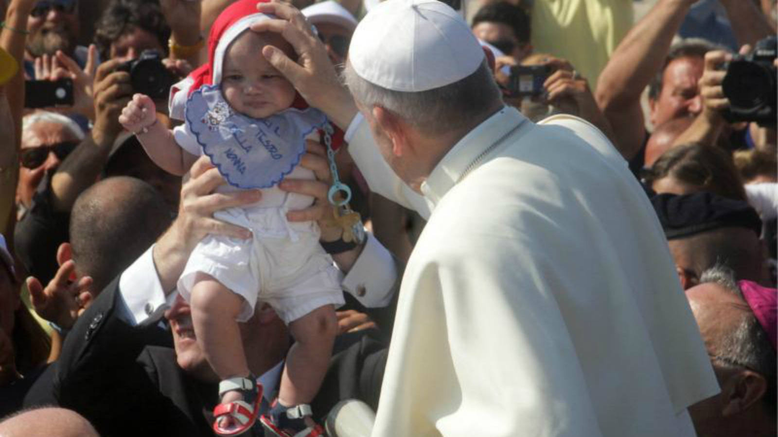 El Papa bendice a un bebé durante su visita a Lampedusa