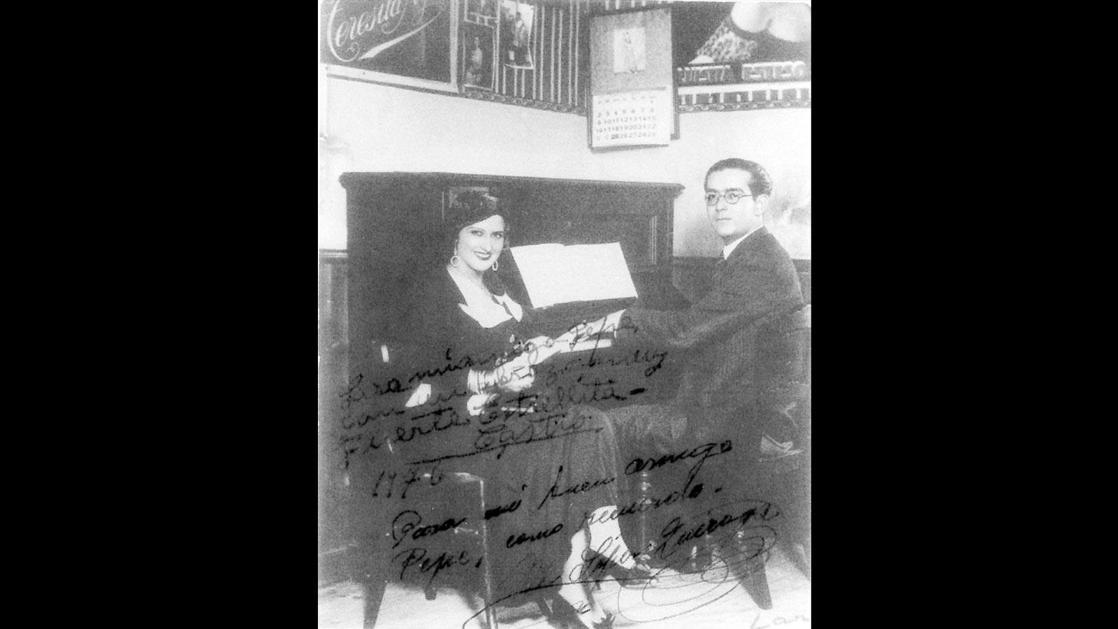 Foto: Estrellita Castro en un estudio con el maestro Manuel López Quiroga. Estrella Castro Navarrete nació en Sevilla el 26 de junio de 1912