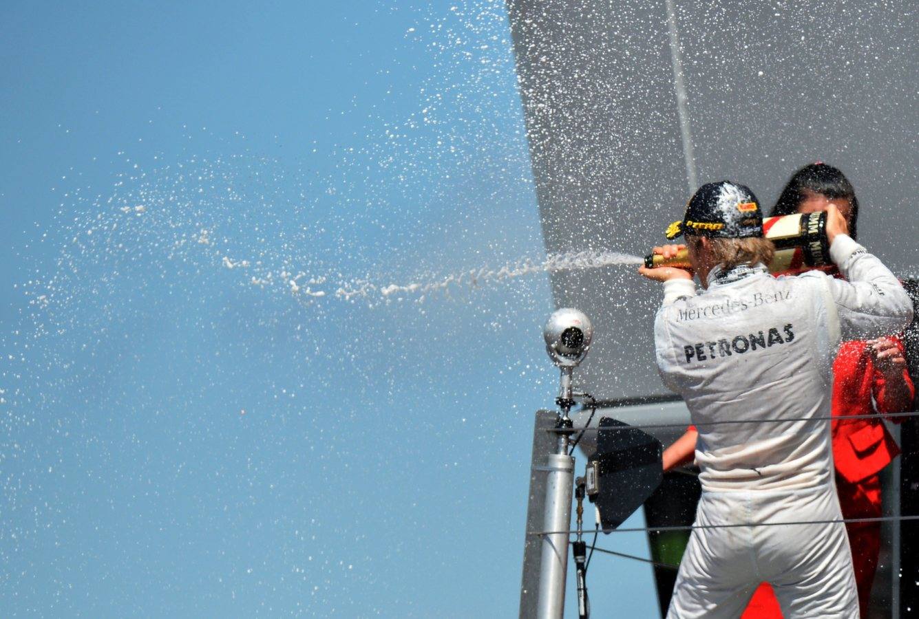 
Alonso acaba tercero en una carrera loca por los reventones de ruedas, ganada por Rosberg y en la que Vettel abandonó cuando era líder
