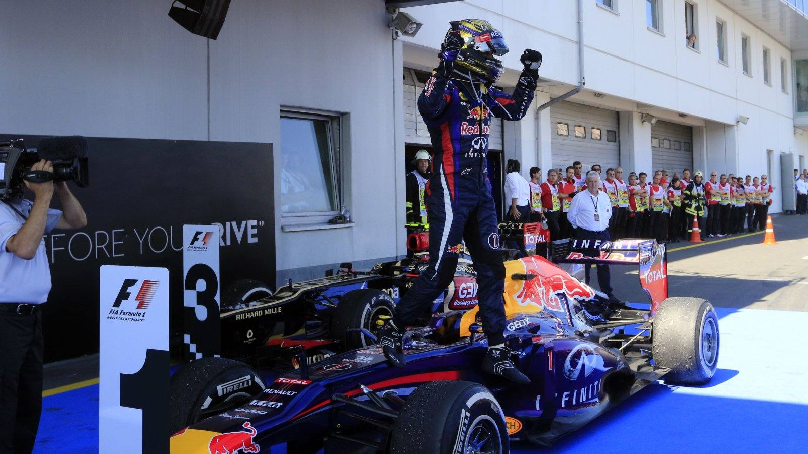 
Victoria para Sebastian Vettel, acompañado en el podio por Raikkonen y Grosjean; Fernando Alonso, cuarto
