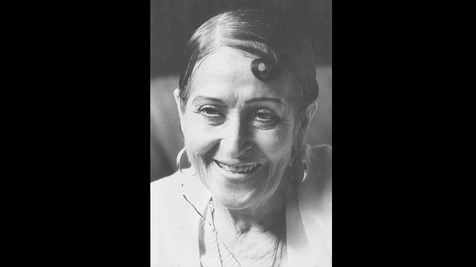 Retrato de Estrellita Castro en 1979. La cantante, pese a tener en la foto 67 años, nunca perdió de su rostro el carmín de sus labios, el rizo a modo de caracol, su amuleto que siempre le acompañó y su raya en el medio