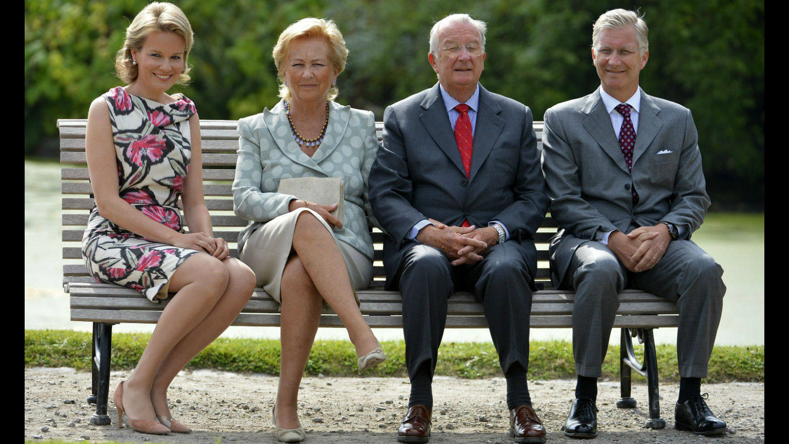 El Rey Alberto y la Reina Paola posan junto al Príncipe Philippe y a la Princesa Mathilde en el castillo de Laeken - Lakenin en Bruselas