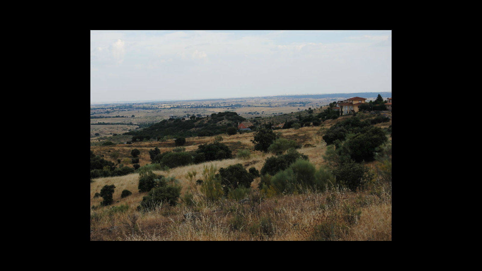 Encima de la antigua carretera de Villanueva de la Cañada a Valdemorillo. De aquí hacia el oeste operaba el 5º cuerpo de ejército mandado por Modesto, el cual reunía las divisiones 11, 35 y 46.
