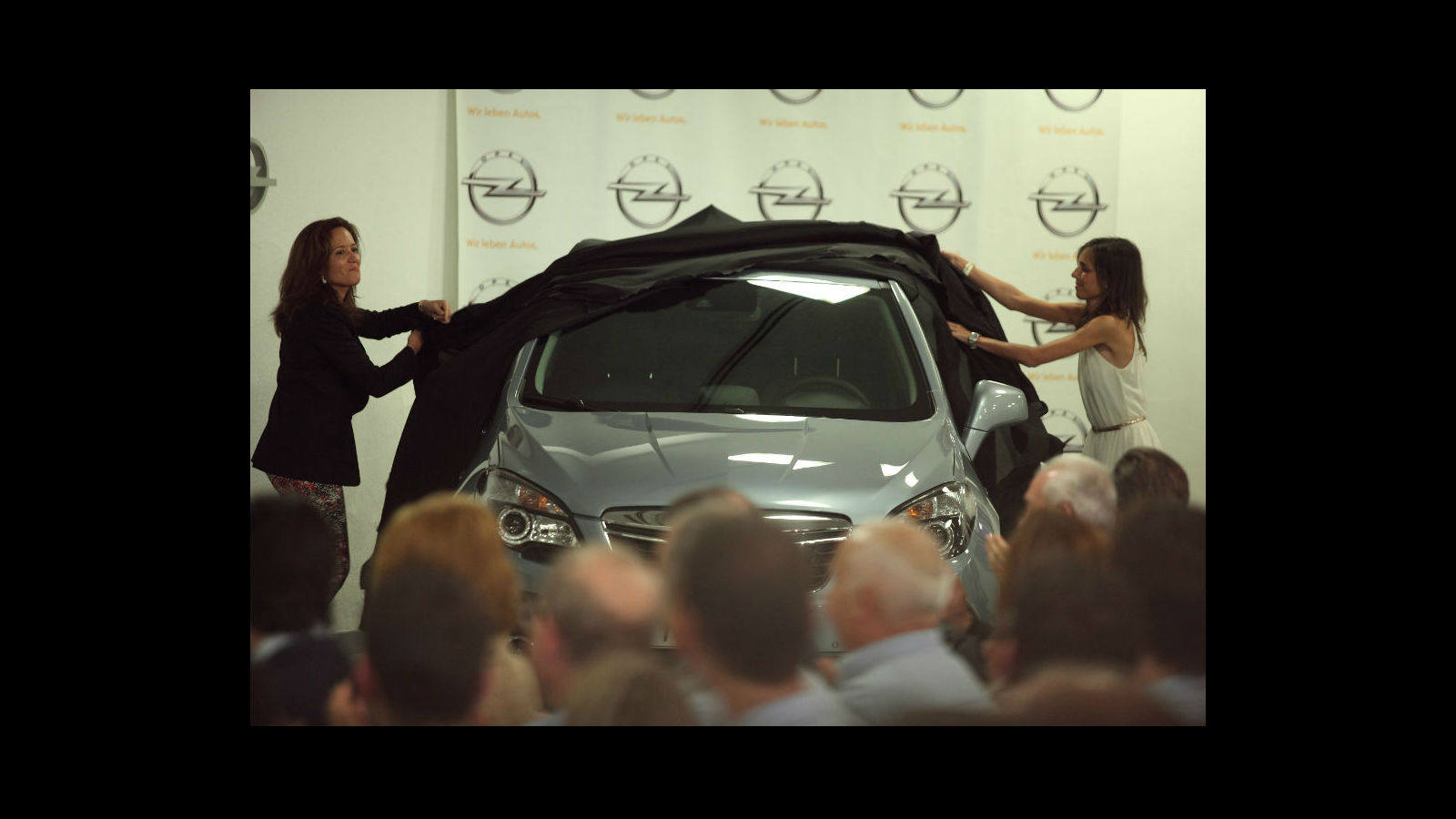 
Dos jóvenes muestran el Opel Mokka que va a fabricar la planta de Figueruelas
