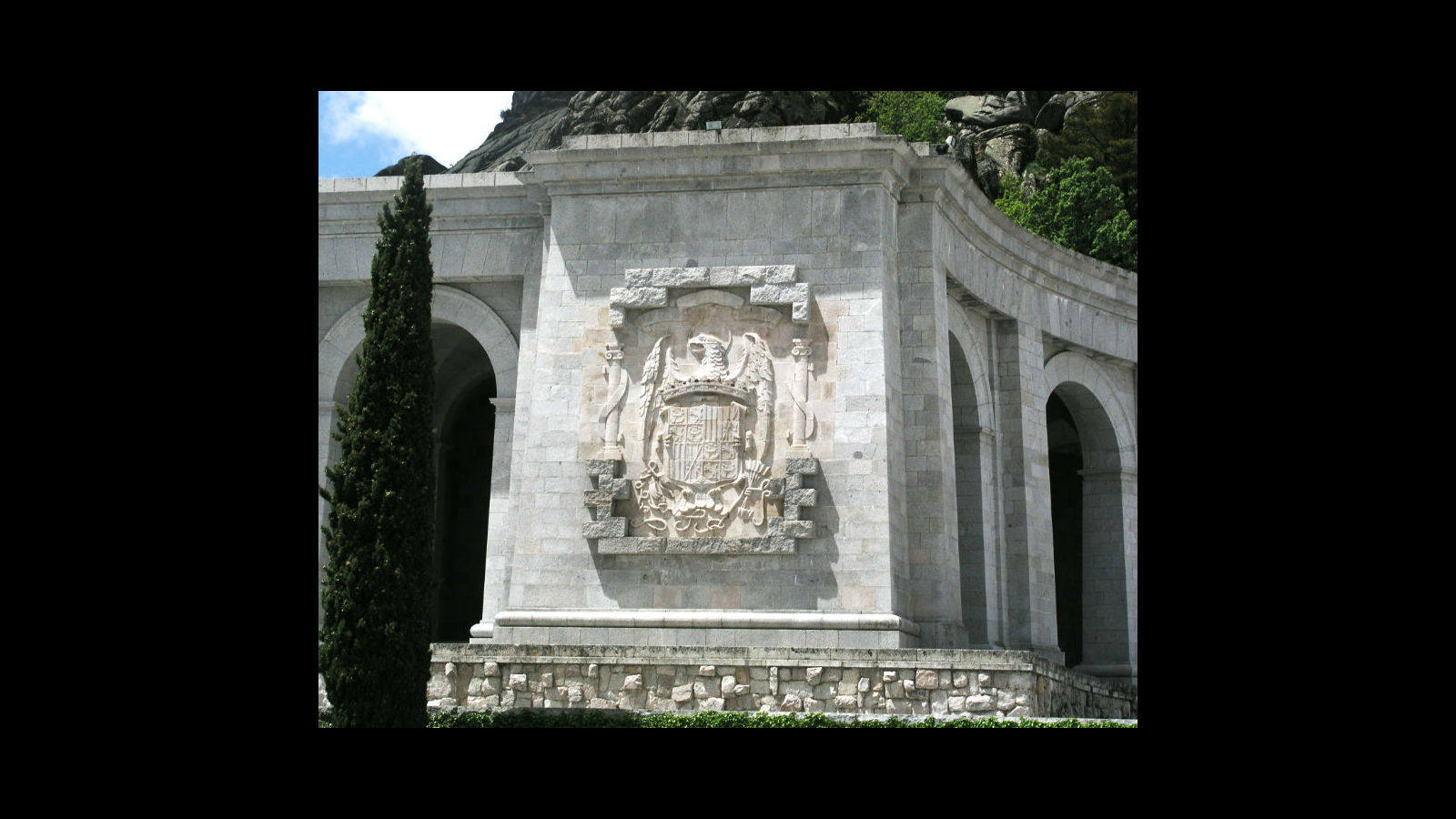 
Escudo de los Reyes Católicos en la fachada del Valle de los Caídos

