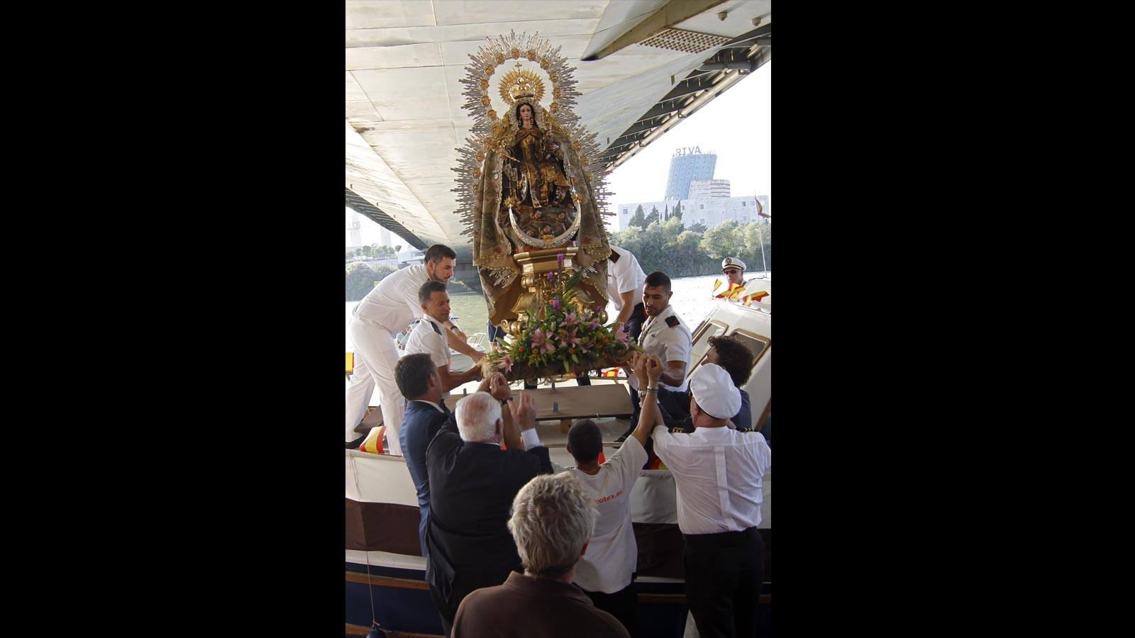 
La Virgen del Carmen de la calle Calatrava, en su procesión fluvial por el río Guadalquivir, este jueves
