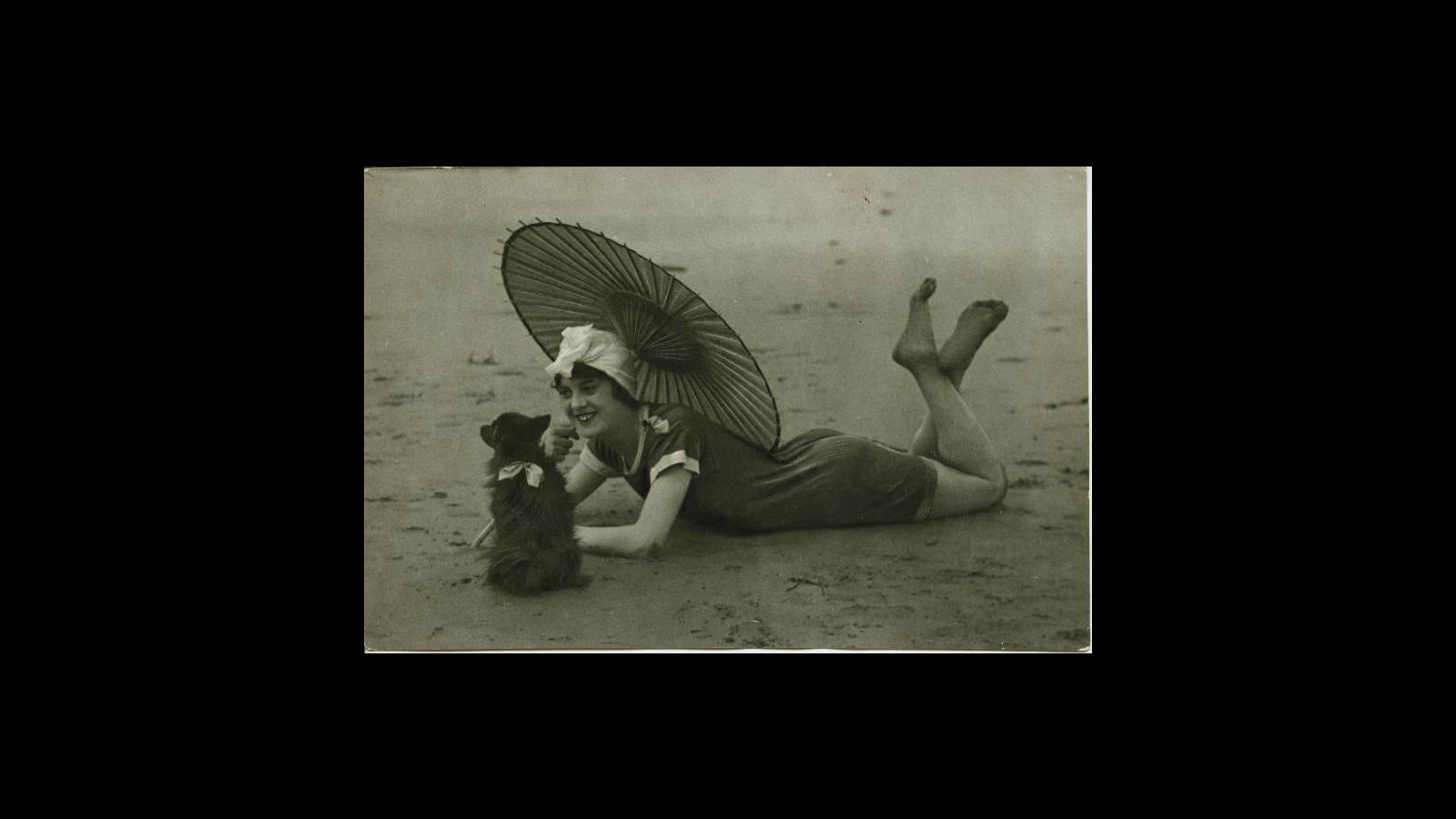 Esta imagen de 1915 muestra lo que fue una revolución en los habituales trajes de baño.