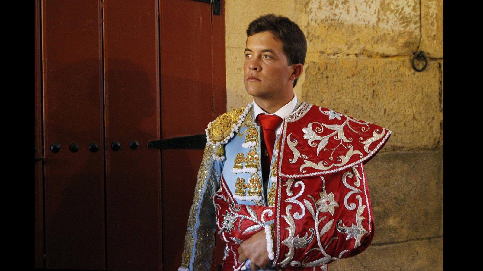 
Eloy Ortega, quide azul cielo y oro, pinchazo y estocada (silencio) y media estocada (palmas tras leve petición)
