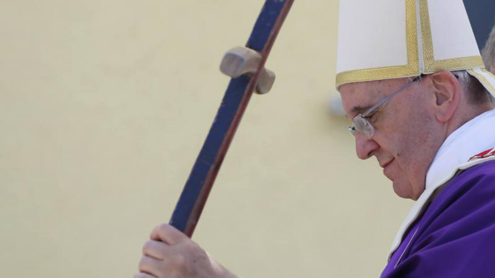 El Papa Francisco portaba una sencilla cruz de madera en la emotiva misa que ha celebrado en Lampedusa