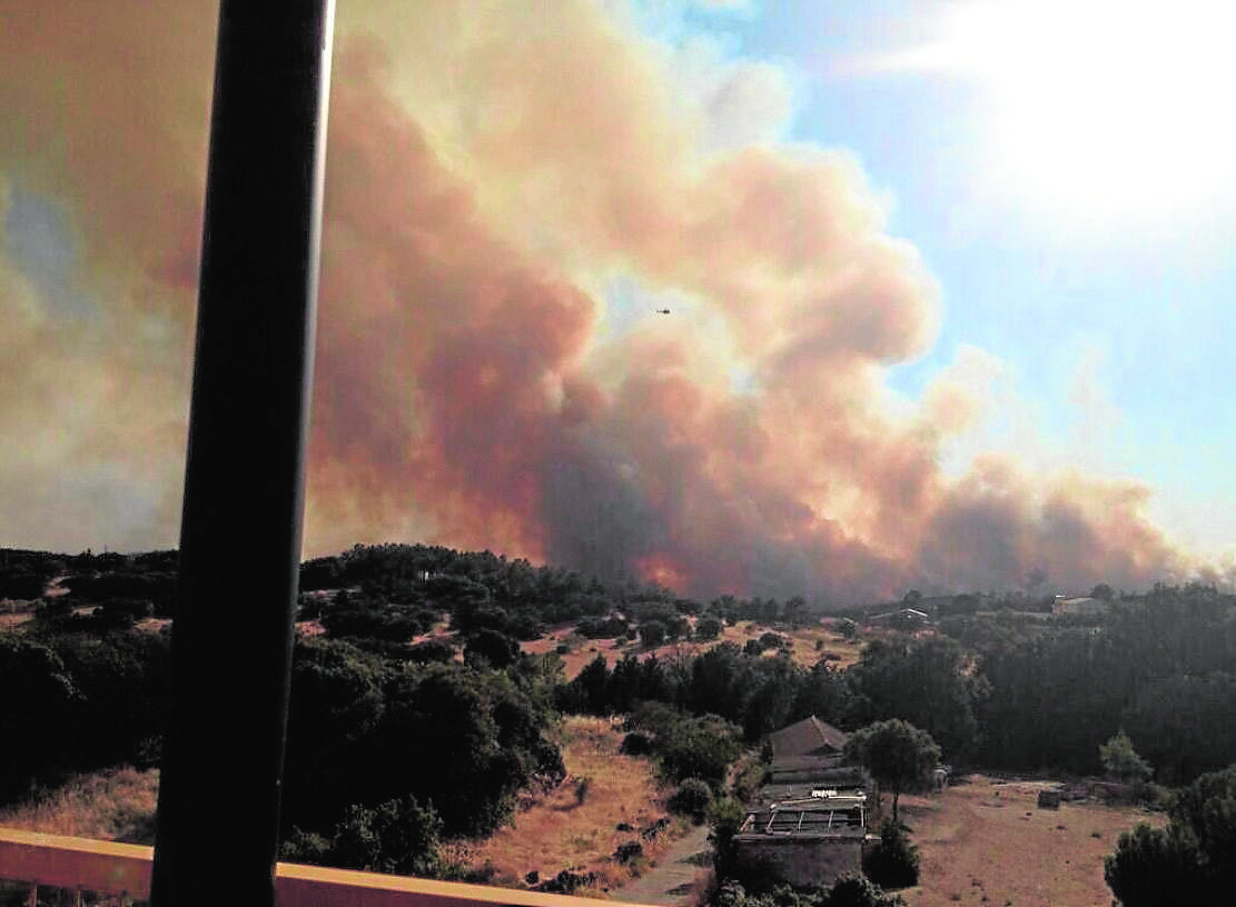 El incendio que asola Valdemorillo y ha provocado la evacuación de unas 2.000 personas.