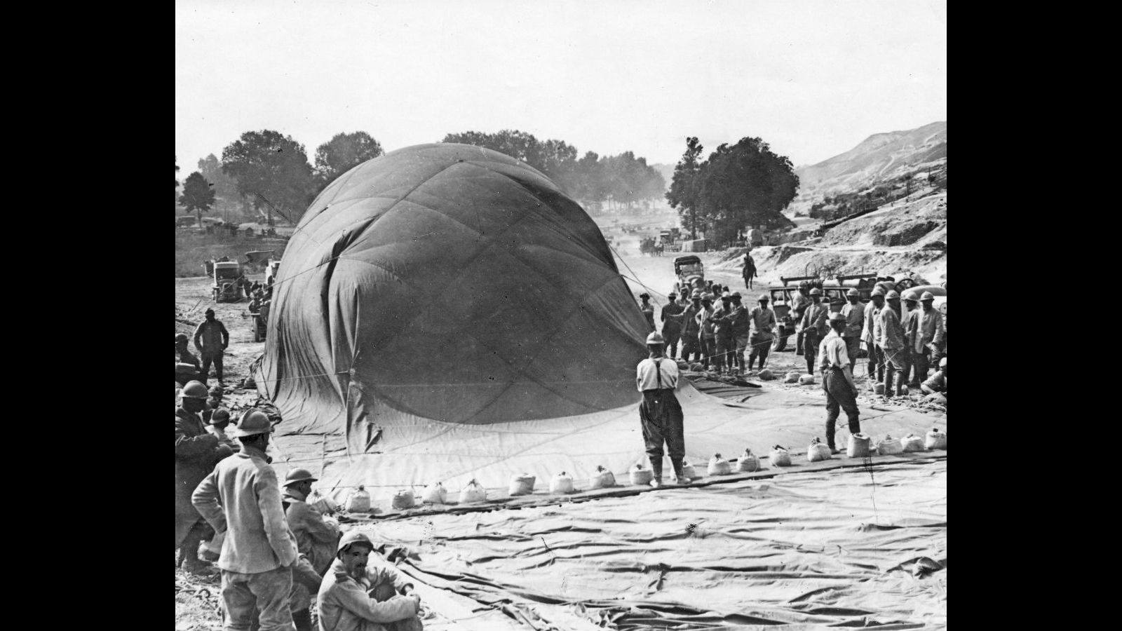 
Soldados franceses preparando un globo en noviembre de 1916.
