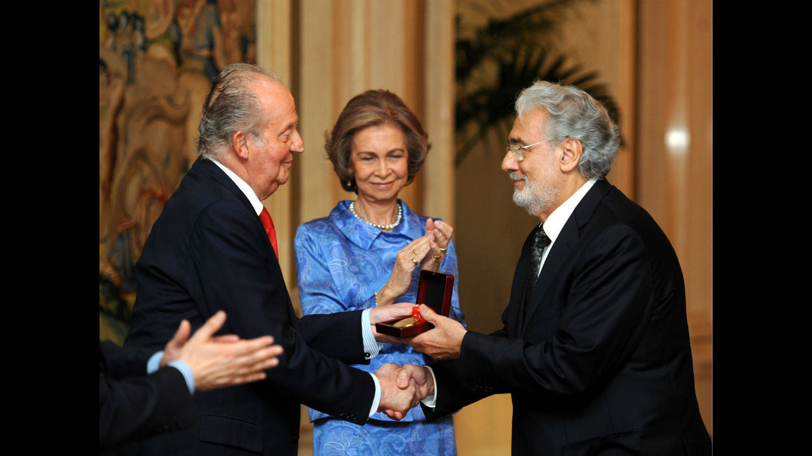 Sus Majestades Los Reyes hacen entrega en La Zarzuela de la medalla de oro que la Fundación Kennedy concedió a Plácido Domingo y otros artistas españoles que han llevado la cultura de nuestro país a EE.UU.