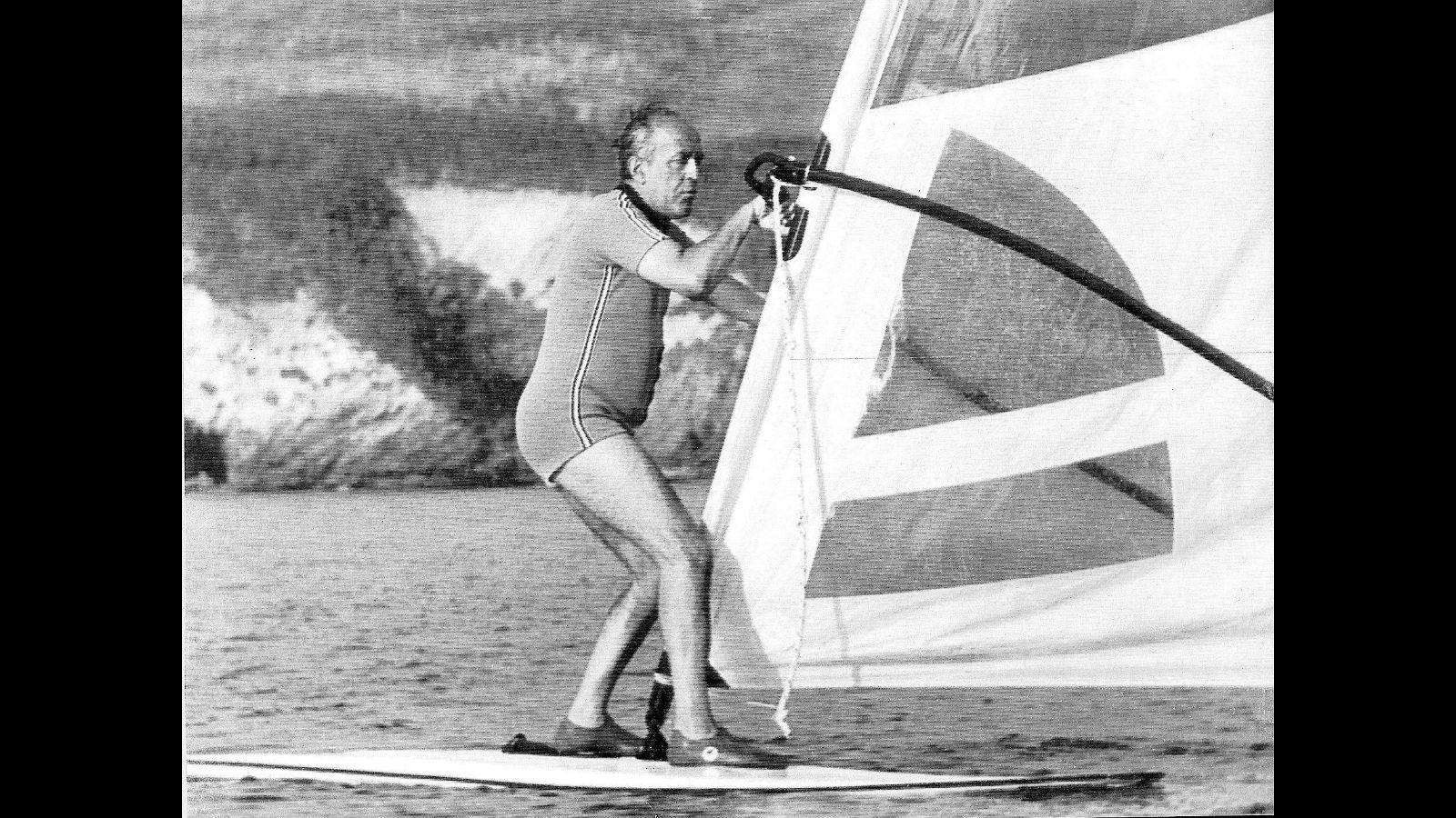 
El entonces presidente del Gobierno, Leopoldo Calvo Sotelo, practicando windsurf en Ribadeo (25 de agosto de 1982).

